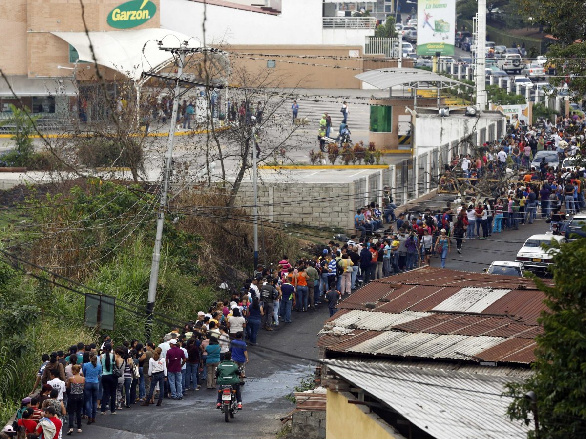 Fila para o supermercado San Cristobal, a 660 km de Caracas